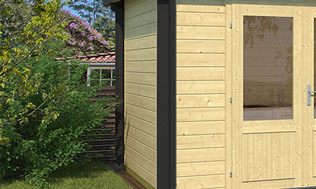 Eckverkleidung aus Metall an einem Gartenhaus
