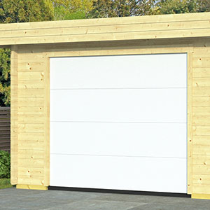 Holzgarage mit motorisierter Sektionaltür