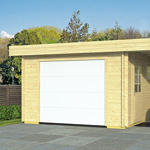 Holzgarage mit motorisierter Sektionaltür
